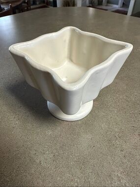 Vintage Hull Pottery USA F4 Cream Scalloped Ceramic Pedestal Planter